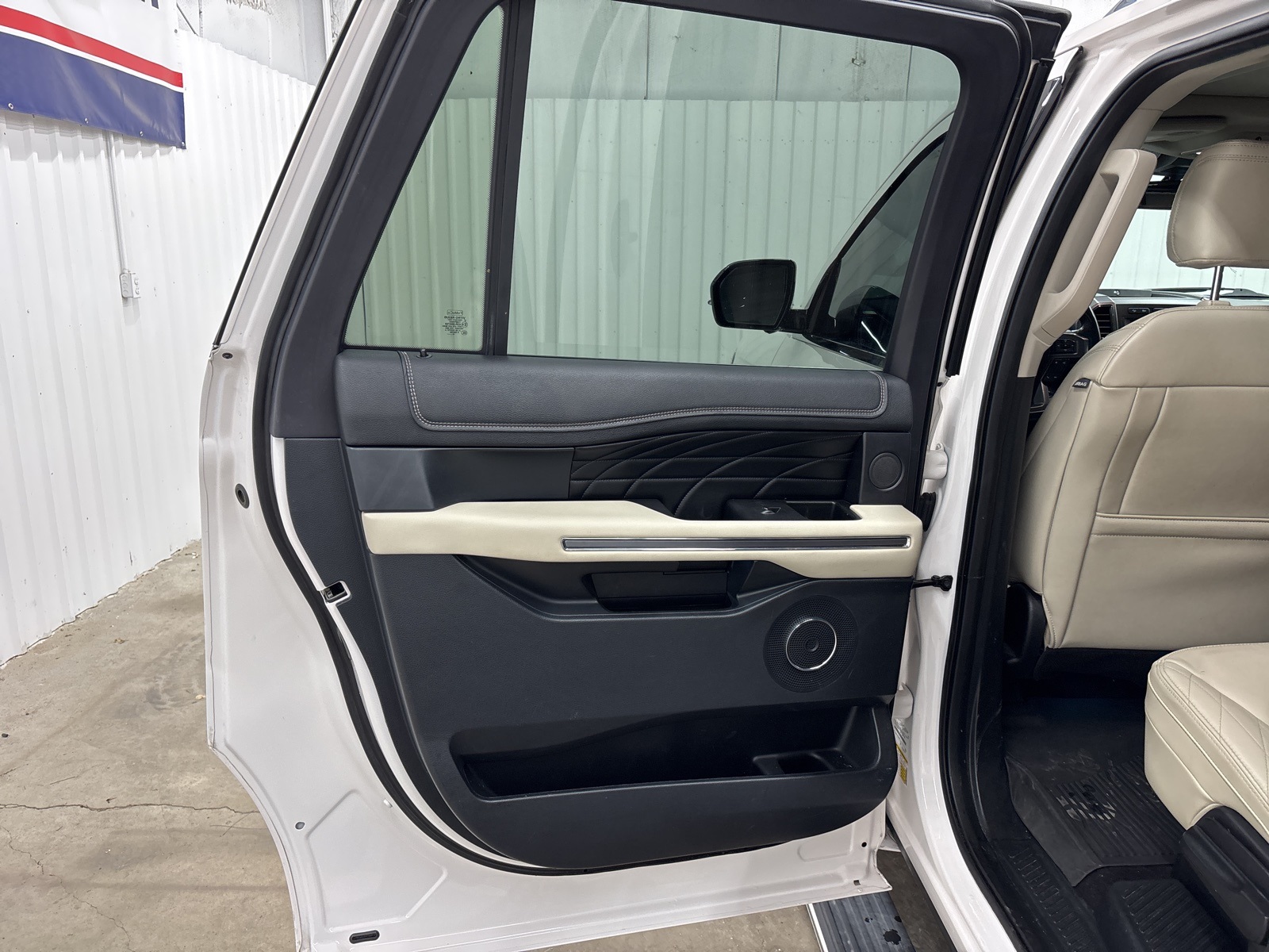 2019 Ford Expedition MAX Platinum photo 24