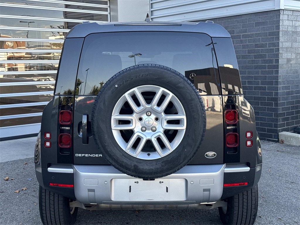 2023 Land Rover Defender 110 S photo 5