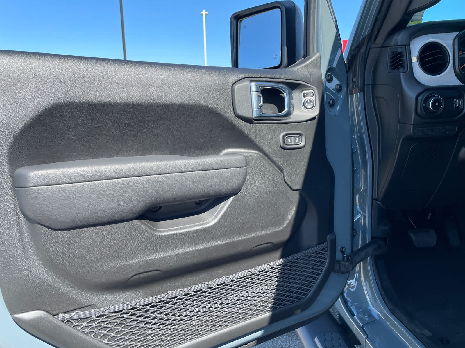 2025 Jeep Wrangler Sport S photo 18
