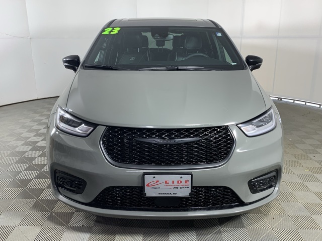 2023 Chrysler Pacifica Hybrid Limited photo 3