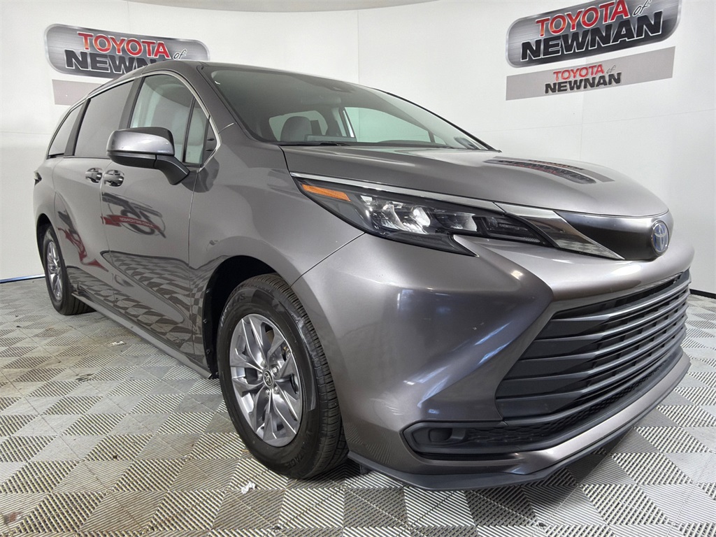 2024 Toyota Sienna LE's photo
