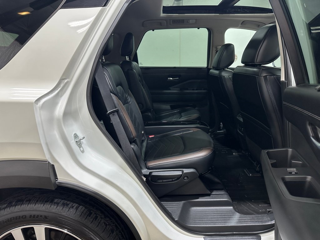 2023 Nissan Pathfinder Platinum photo 32