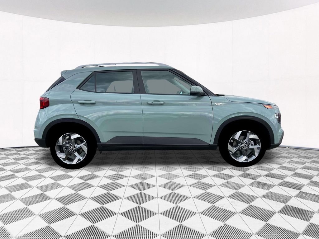 2025 Hyundai Venue SEL photo 9