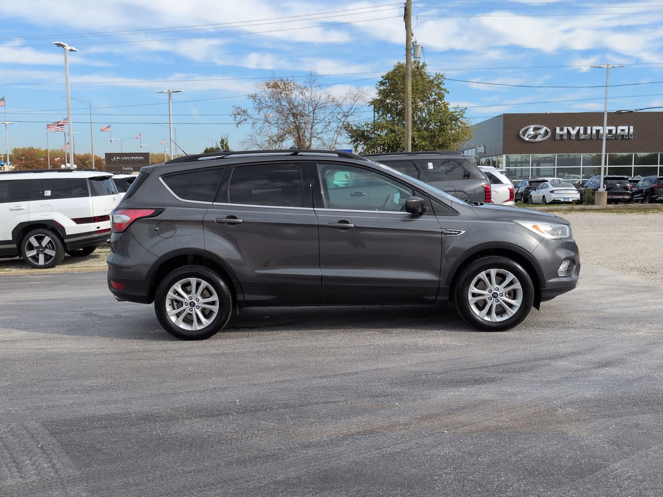 Used 2017 Ford Escape SE with VIN 1FMCU9GD8HUD06264 for sale in Tinley Park, IL