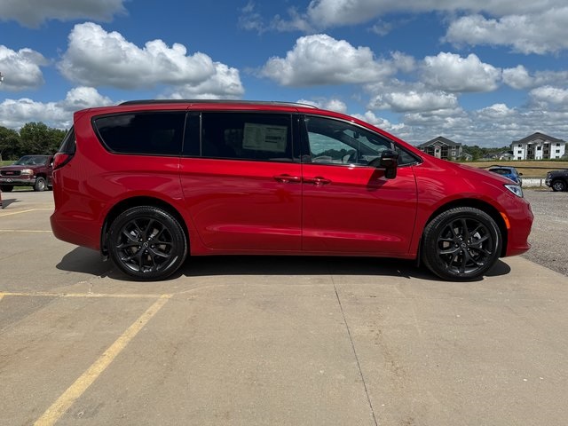 2026 Chrysler Pacifica Limited photo 3