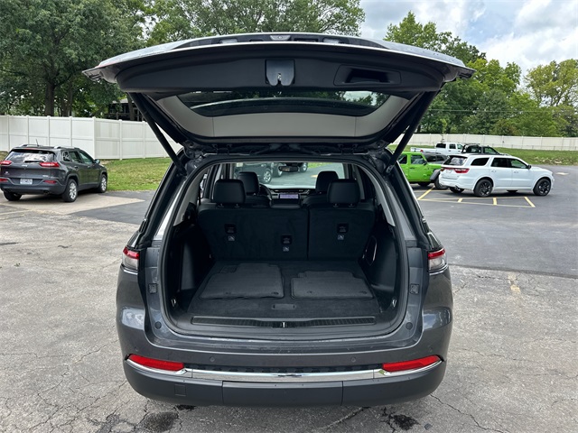 2023 Jeep Cherokee Base photo 8