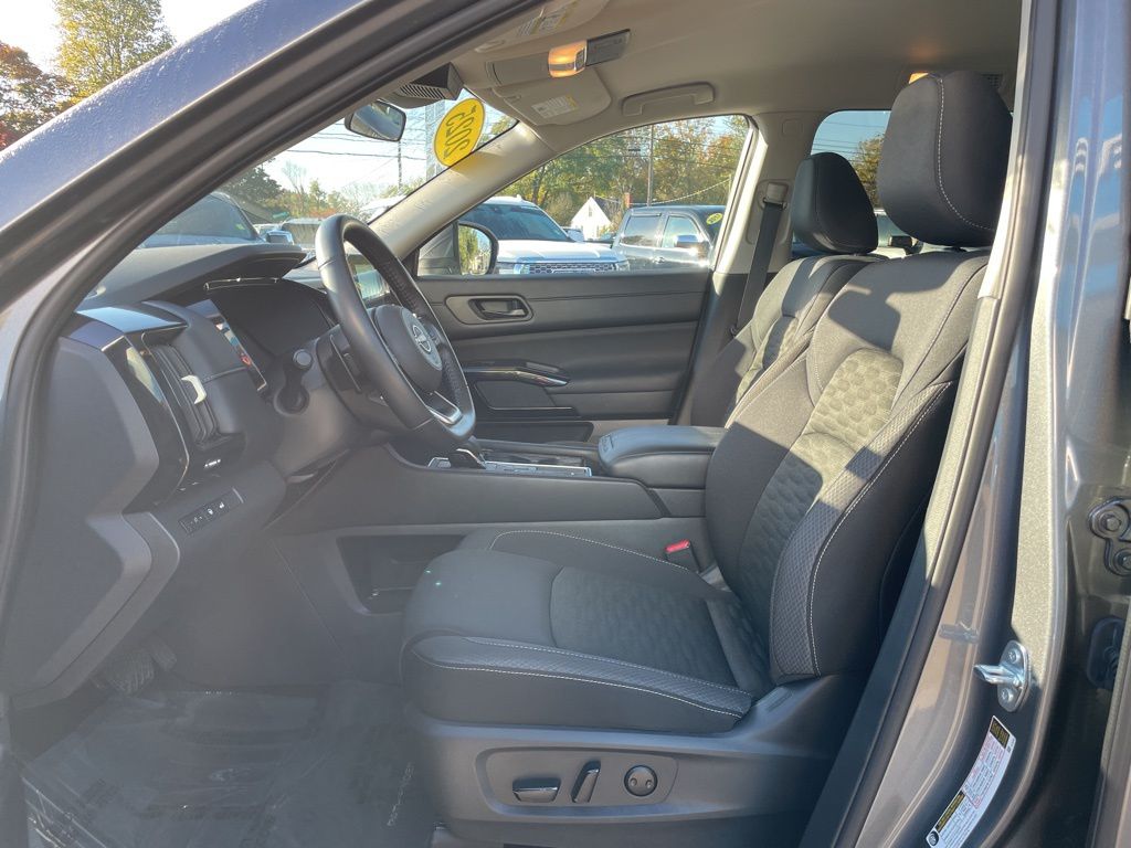 2025 Nissan Pathfinder SV photo 3
