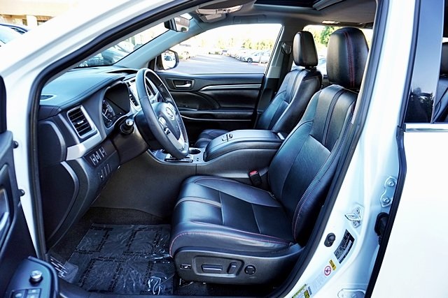 Used 2019  Toyota SE image 15