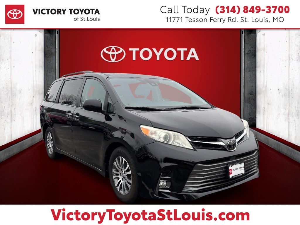 2018 Toyota Sienna XLE's photo