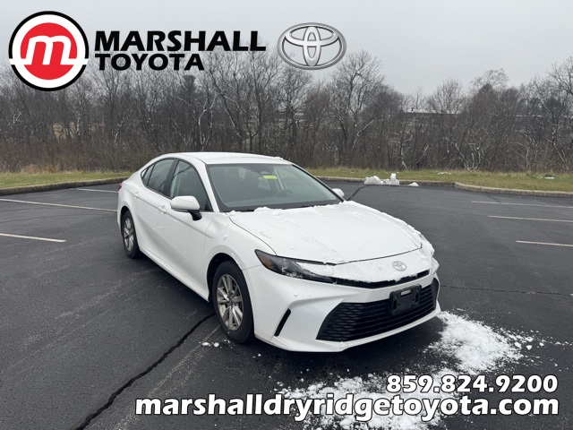 2025 Toyota Camry LE's photo