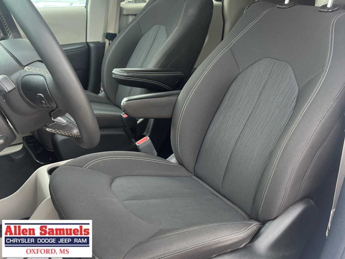 2023 Chrysler Voyager LX photo 11