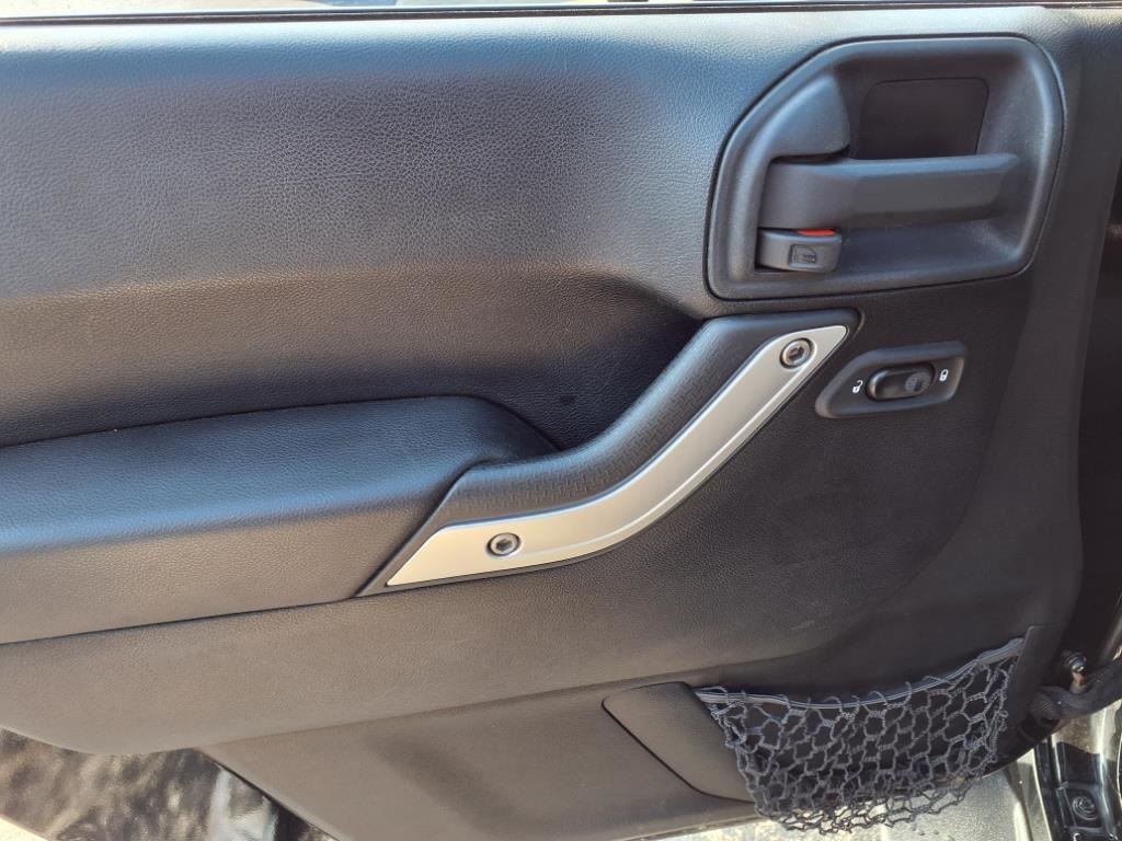 2012 Jeep Wrangler Sahara photo 7