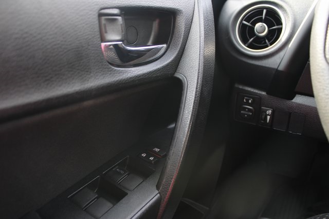 2019 Toyota Corolla LE photo 18