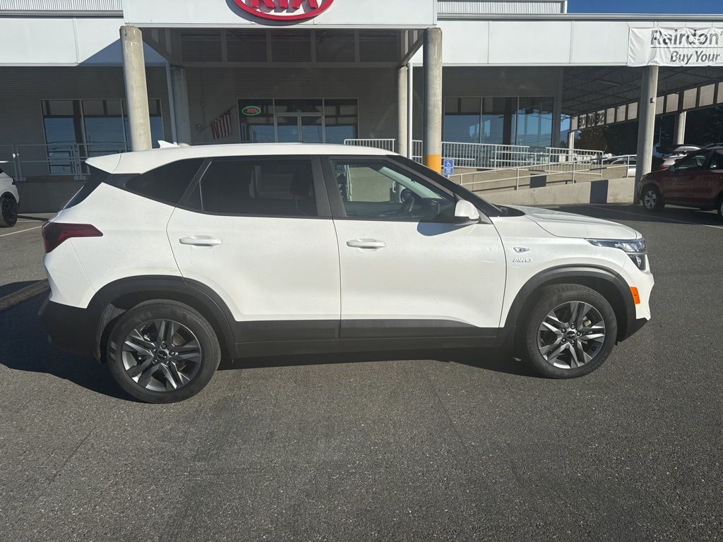 2023 Kia Seltos LX photo 4