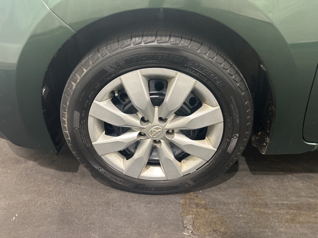 2016 Toyota Corolla LE photo 18