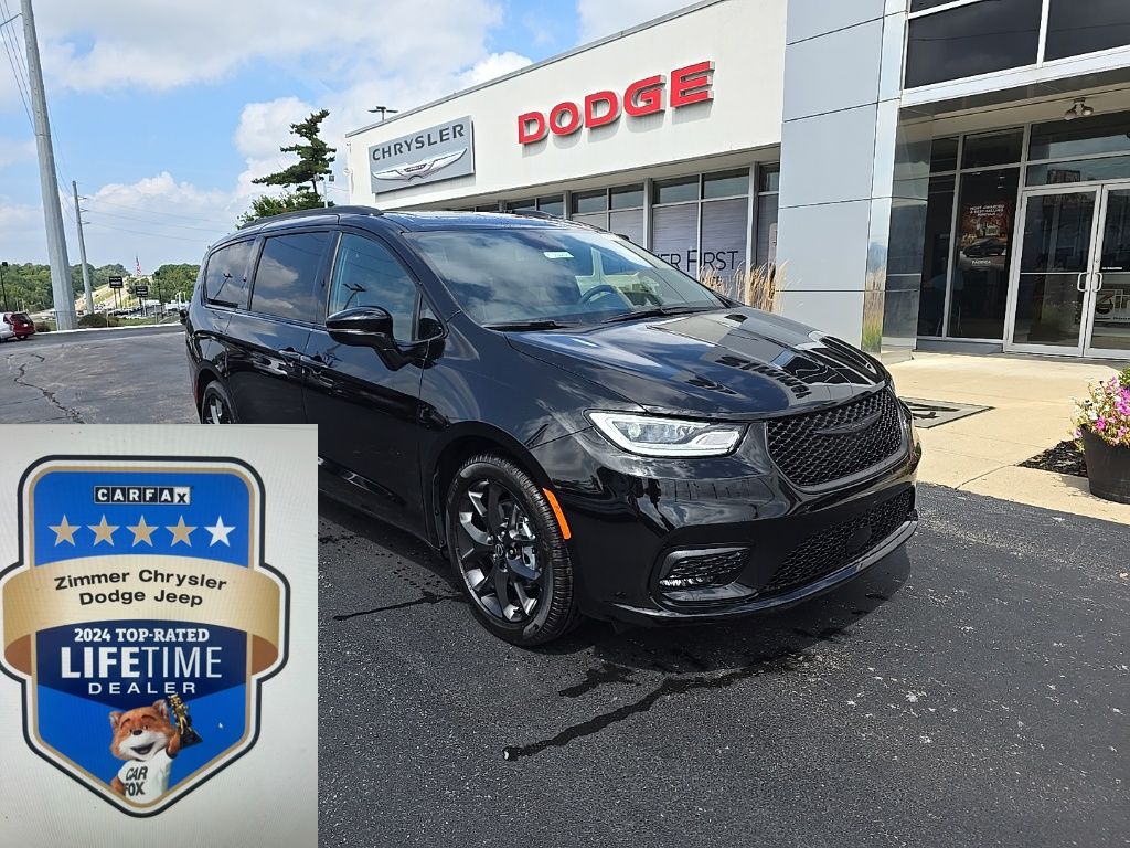 2026 Chrysler Pacifica Limited's photo