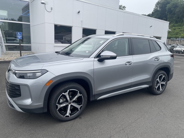 2025 Volkswagen Tiguan SE photo 2