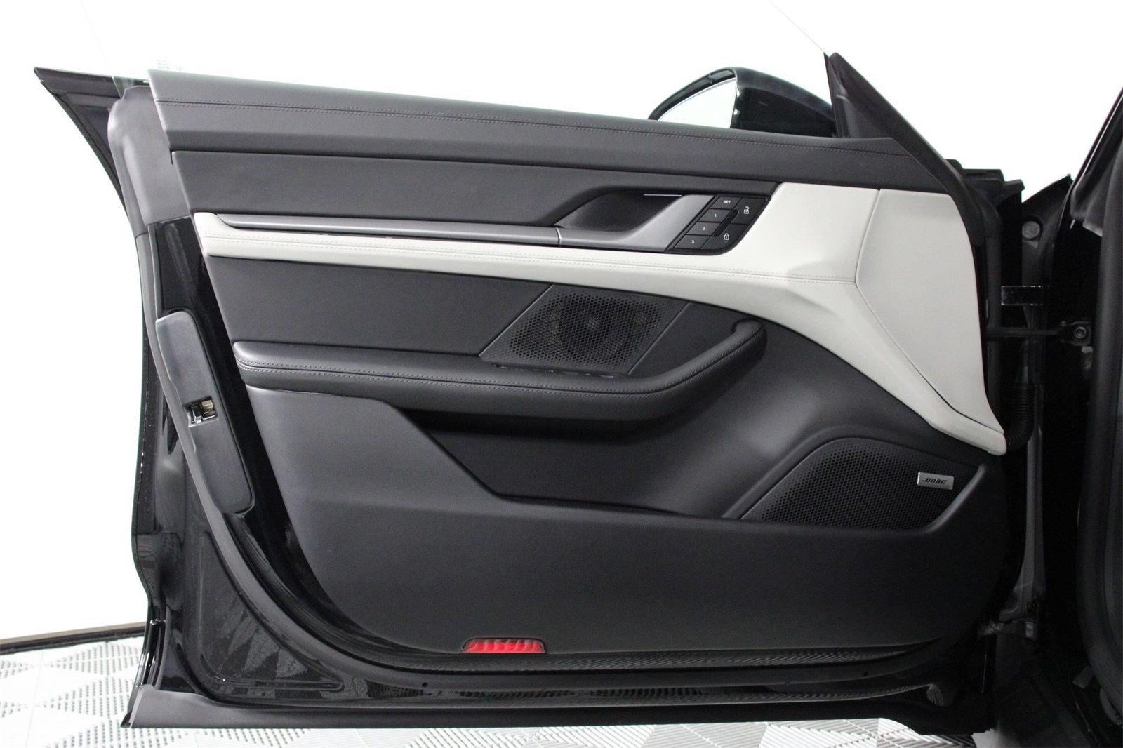 2025 Porsche Taycan photo 18