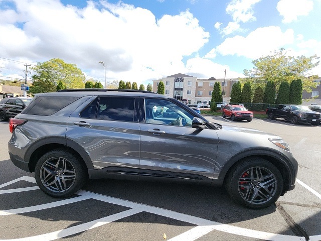 2025 Ford Explorer ST photo 2