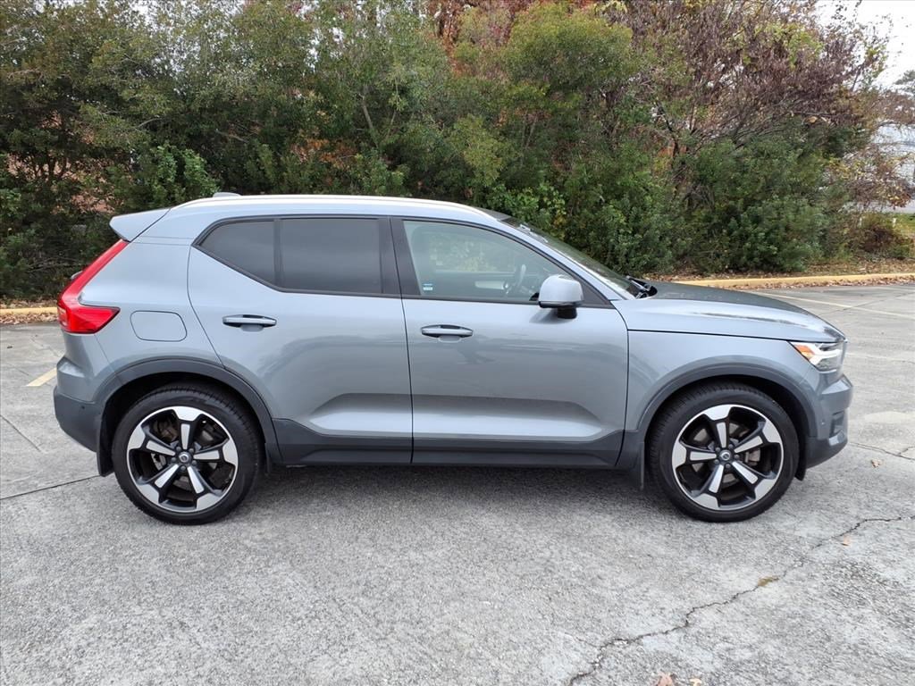 2019 Volvo XC40 Momentum photo 2