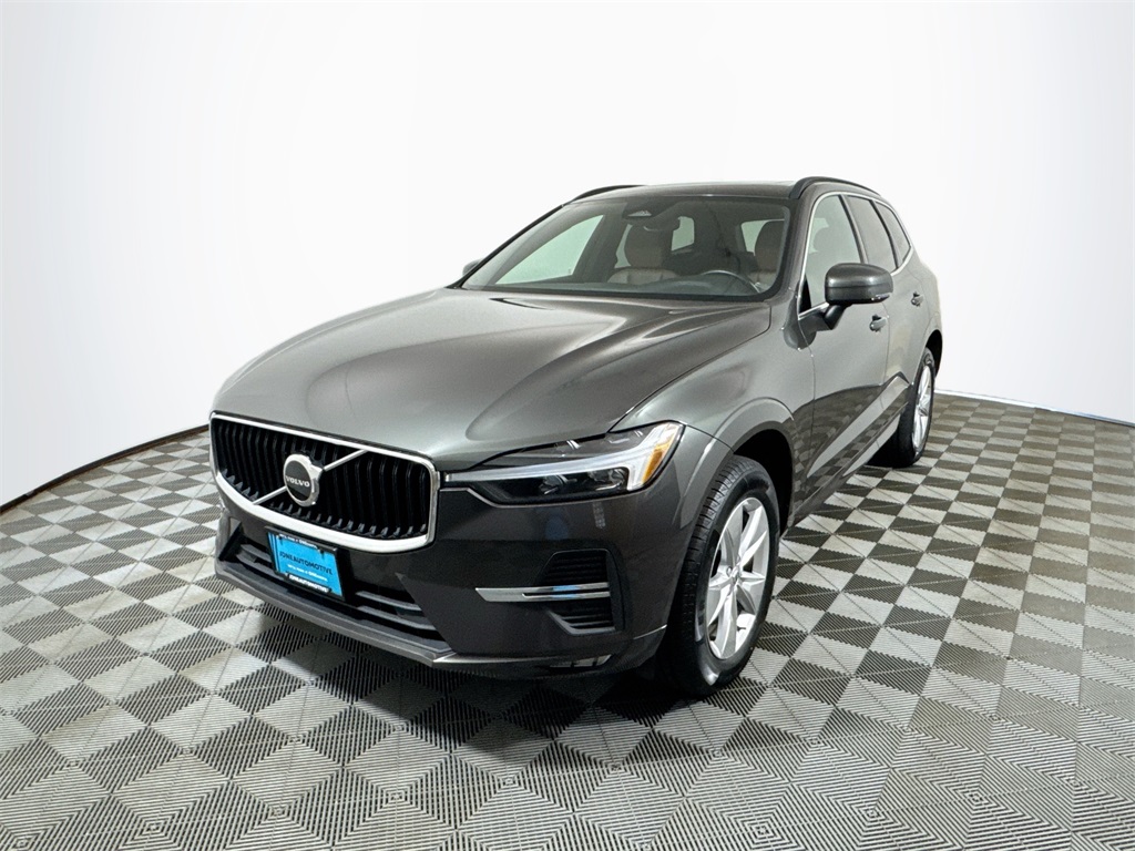 2022 Volvo XC60 Momentum's photo