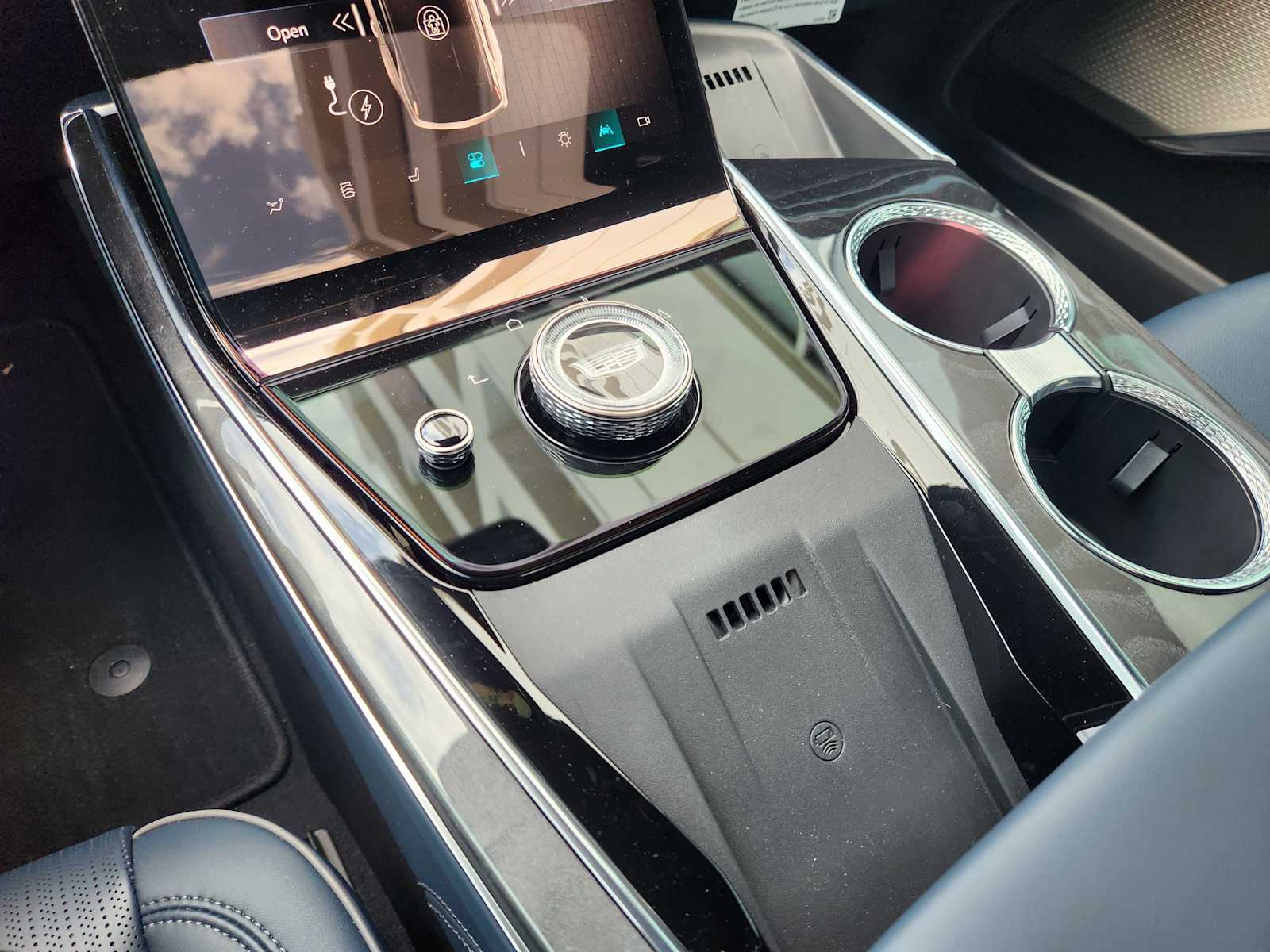 2025 Cadillac Escalade IQ Luxury photo 13
