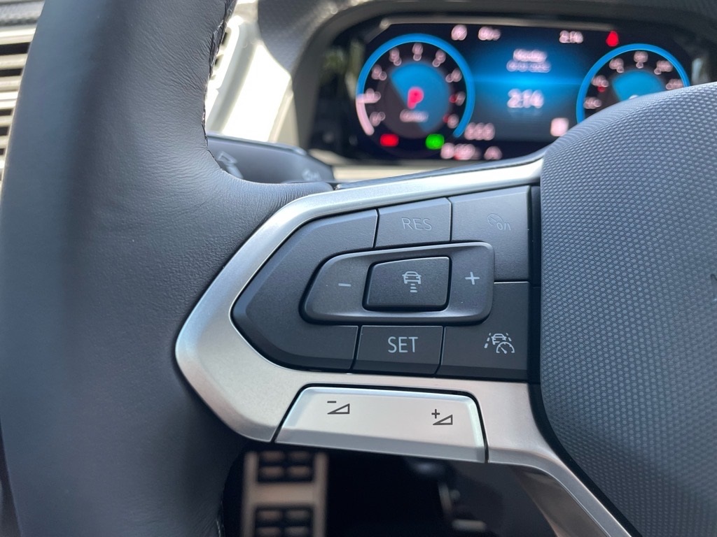 2025 Volkswagen Atlas Cross Sport SEL R-Line photo 5