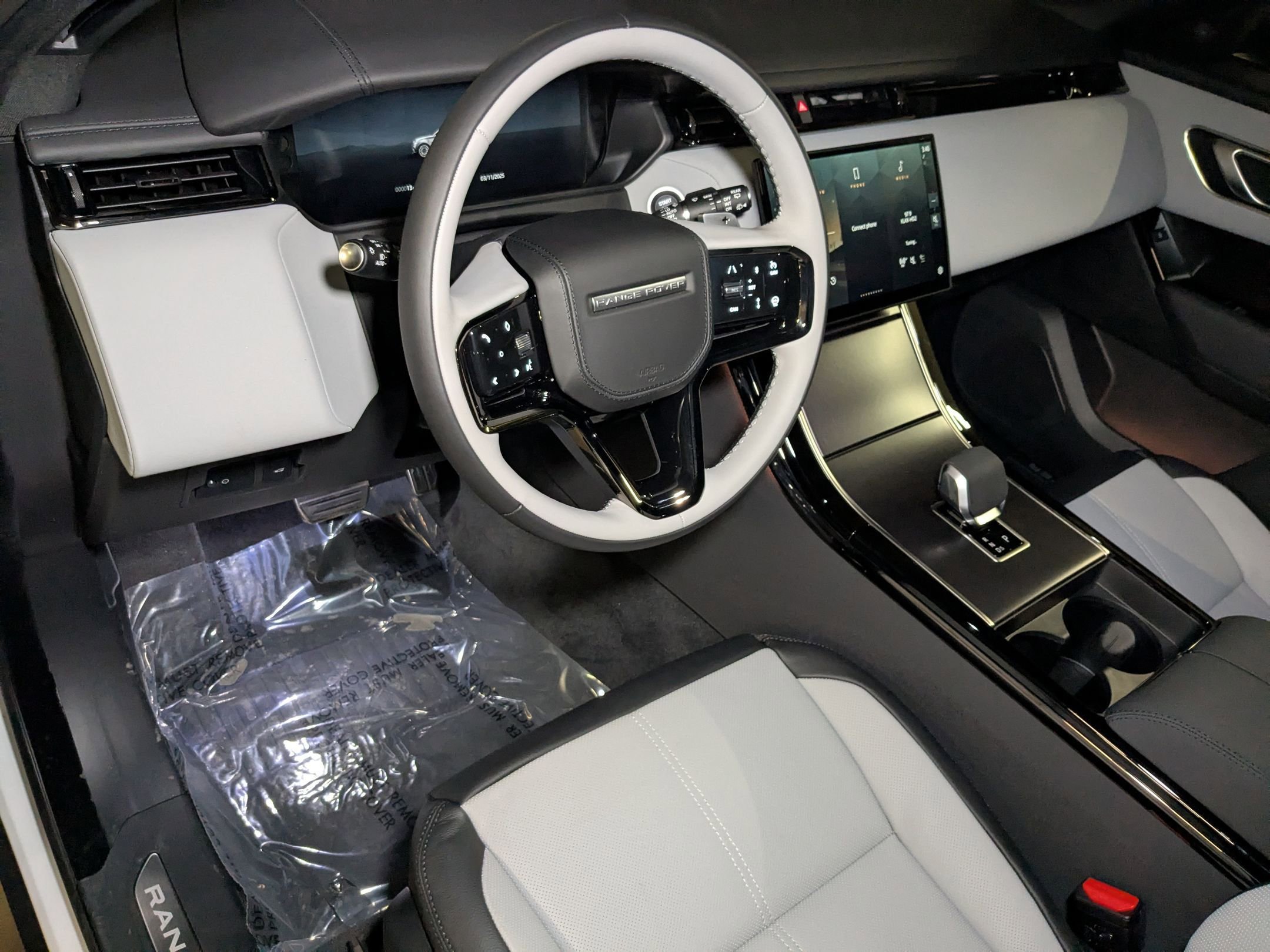 2026 Land Rover Range Rover Velar SE photo 3