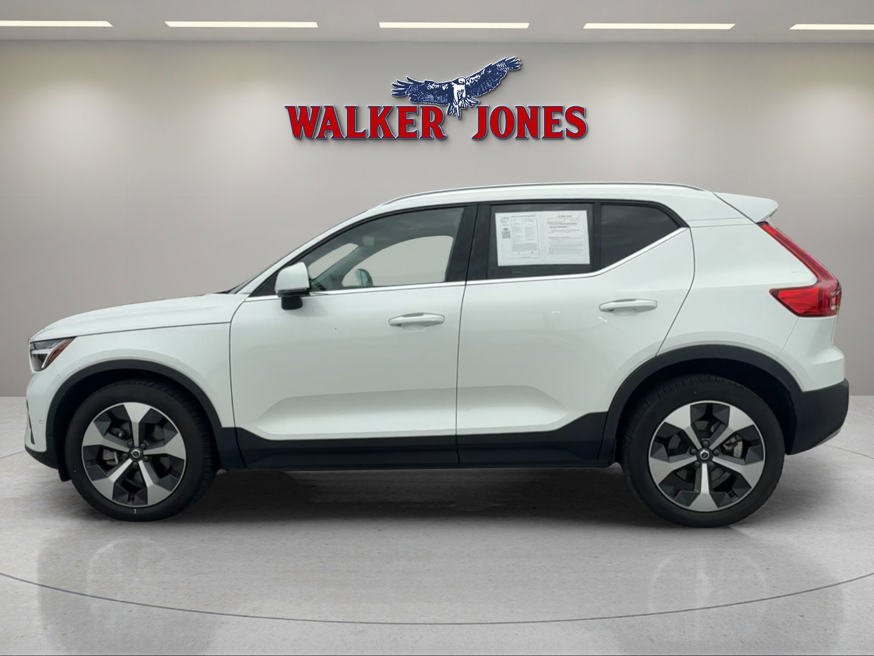 2023 Volvo XC40 Plus photo 5