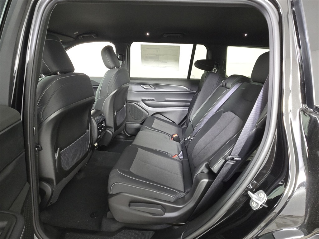 2025 Jeep Grand Cherokee Laredo Altitude photo 6