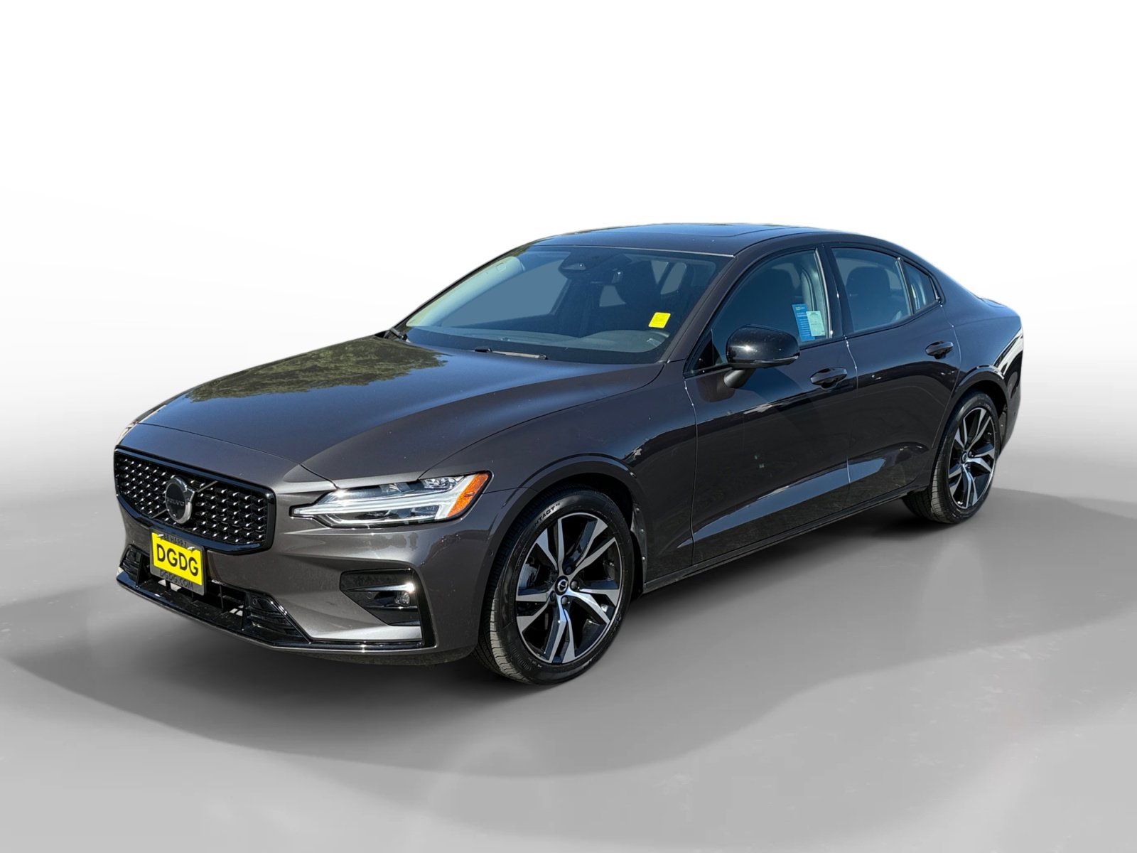 2024 Volvo S60 Plus's photo