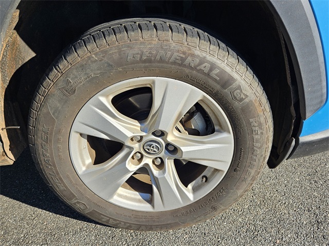 2020 Toyota RAV4 XLE photo 10