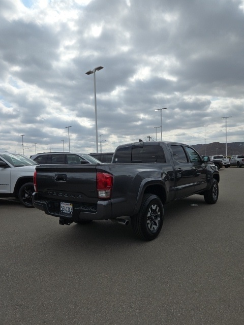 2017 Toyota Tacoma SR5 photo 2