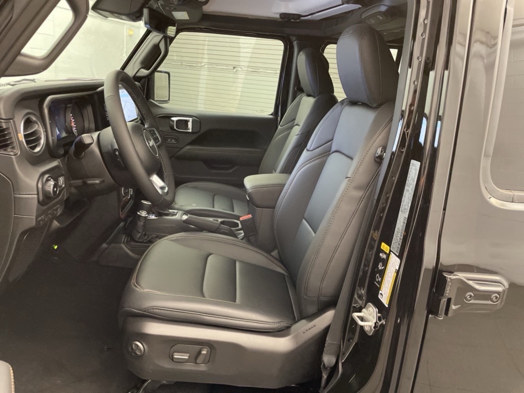 2025 Jeep Wrangler Sahara photo 12