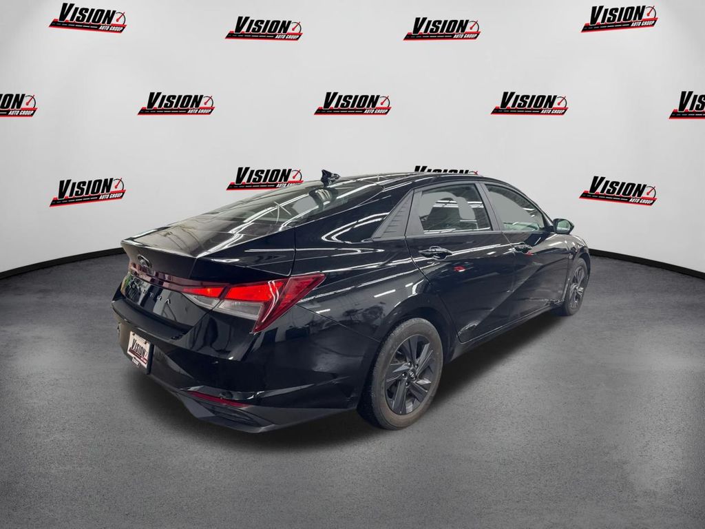 2022 Hyundai Elantra SEL photo 5