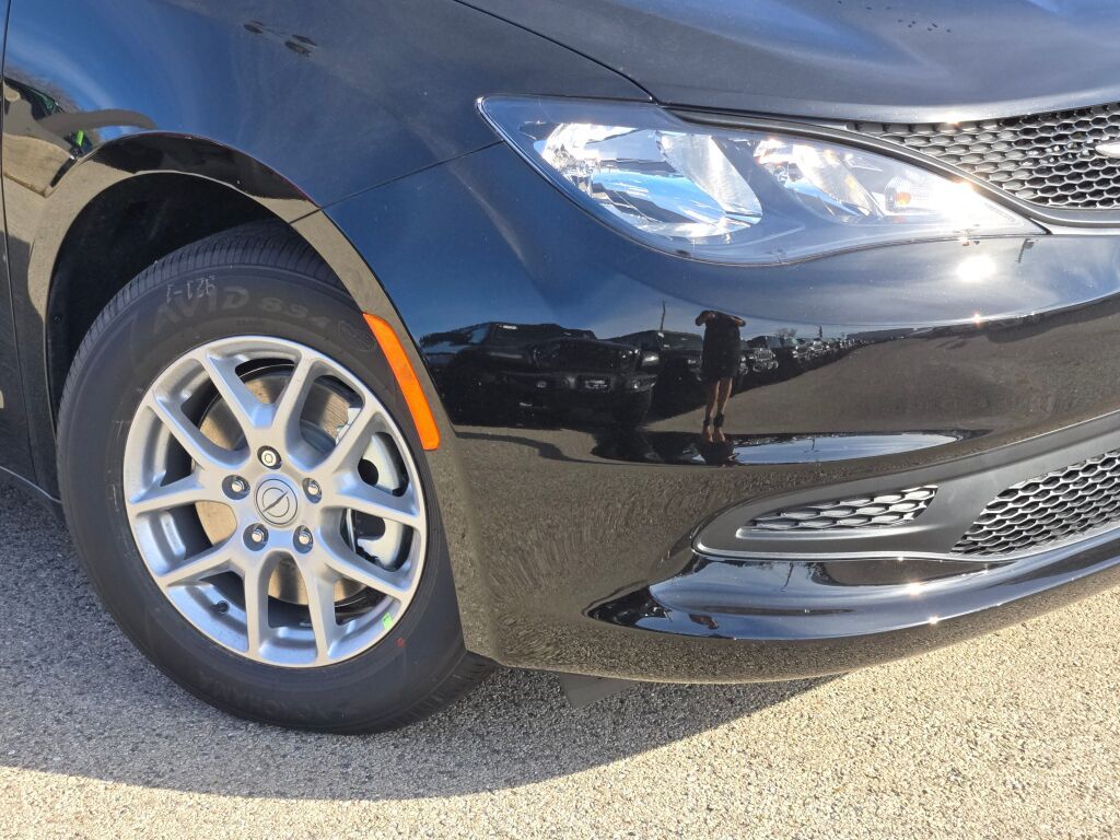 2026 Chrysler Voyager LX photo 3