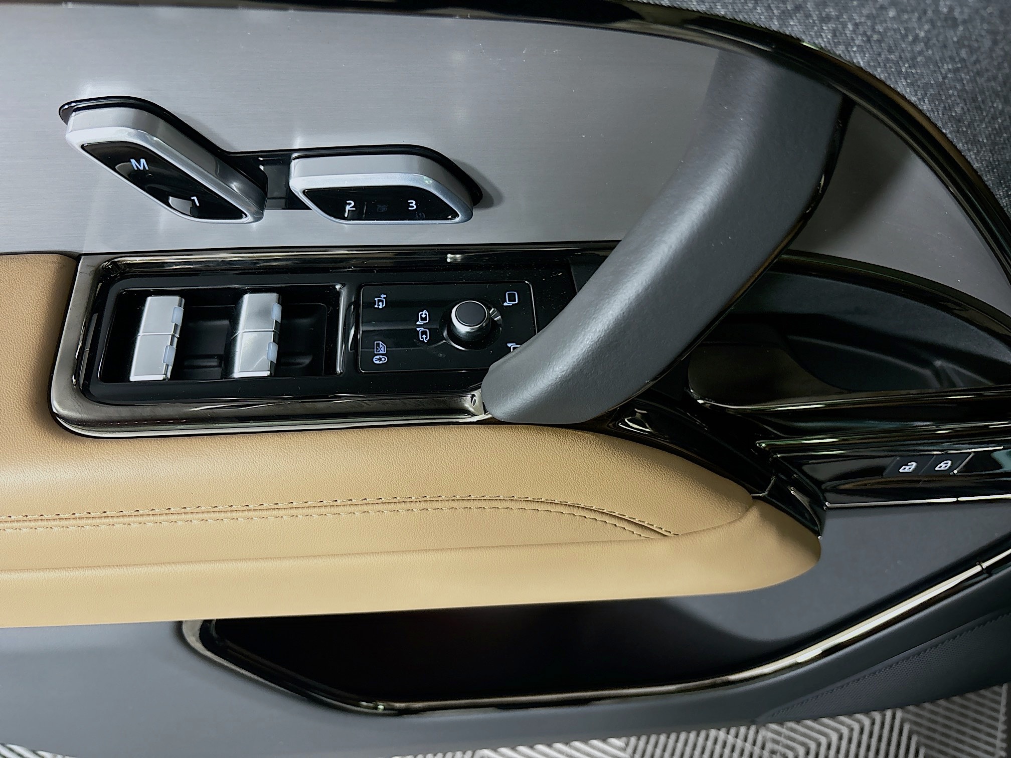 2025 Land Rover Range Rover Sport SE photo 17