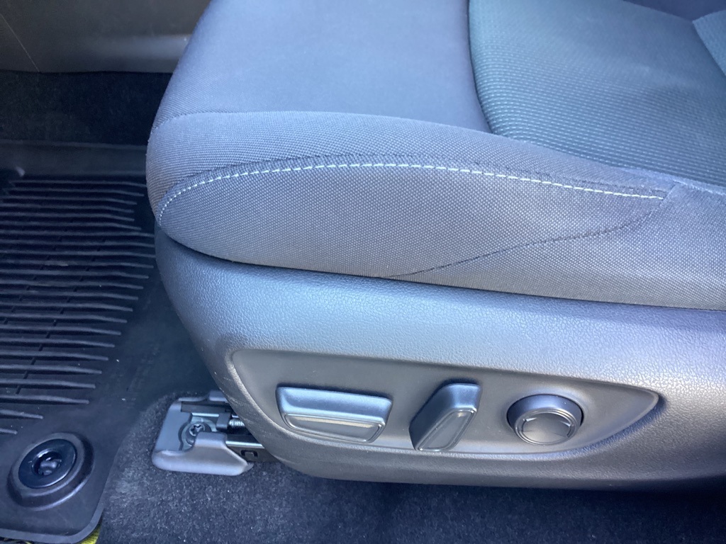 2023 Toyota Venza LE photo 13
