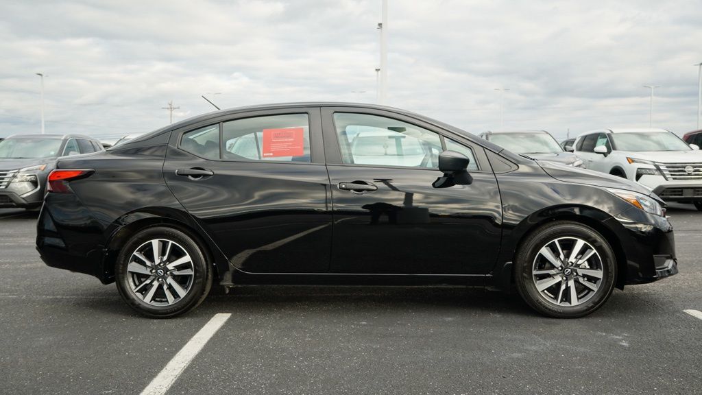 2025 Nissan Versa 1.6 S photo 3