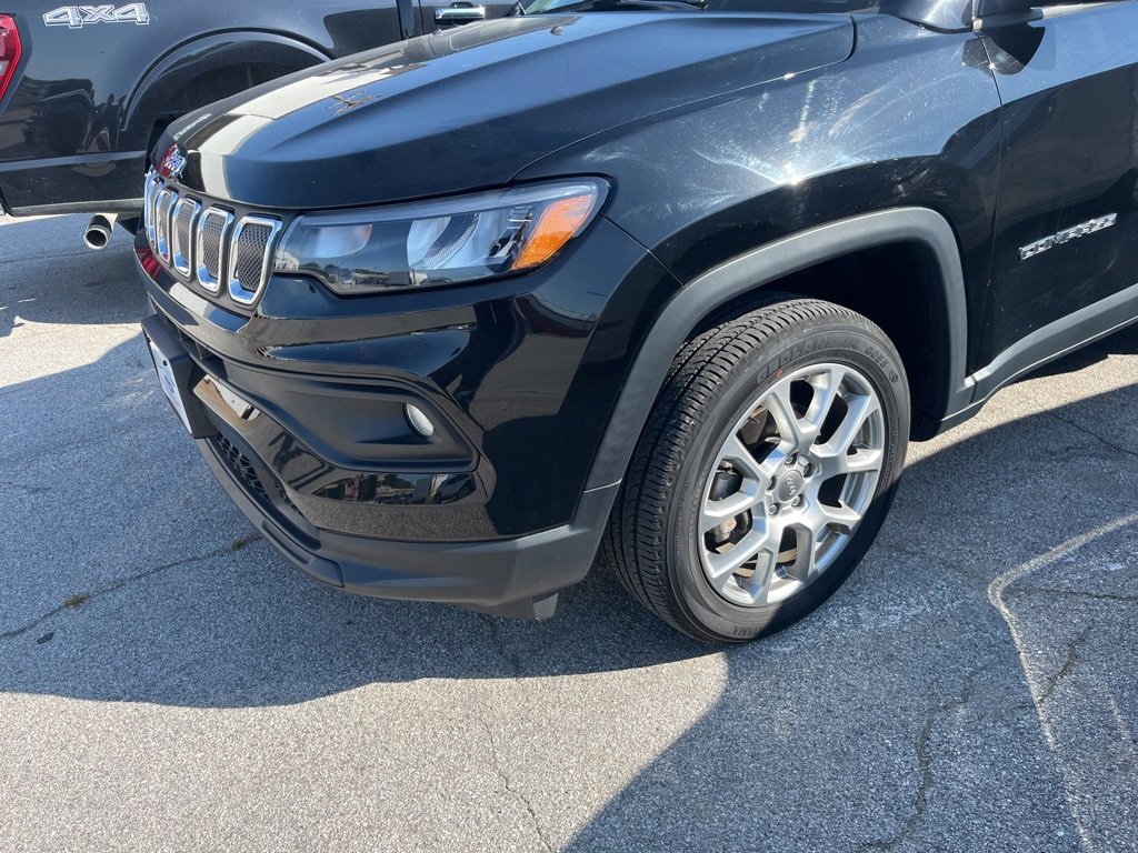 Used 2022 Jeep Compass Latitude Lux with VIN 3C4NJDFB7NT165122 for sale in Kansas City