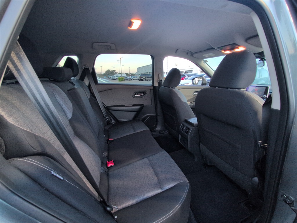 2021 Nissan Rogue SV photo 13