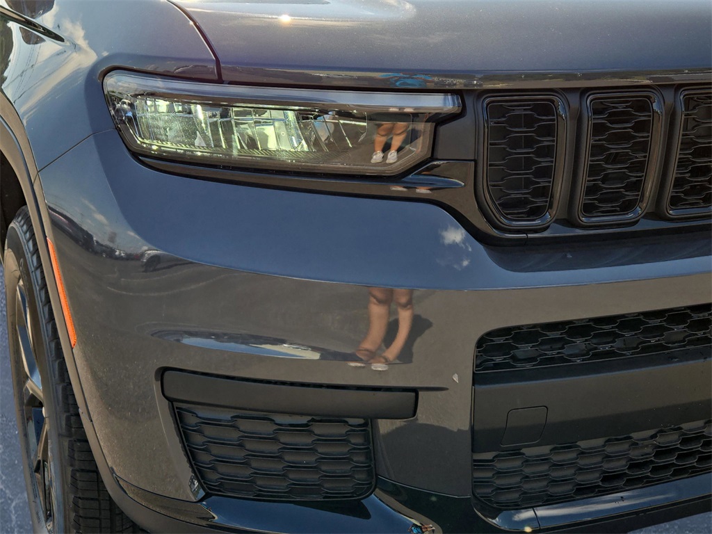 2025 Jeep Grand Cherokee Altitude photo 3