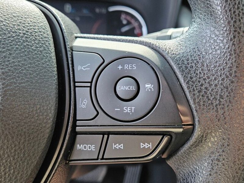 2023 Toyota RAV4 XLE photo 23