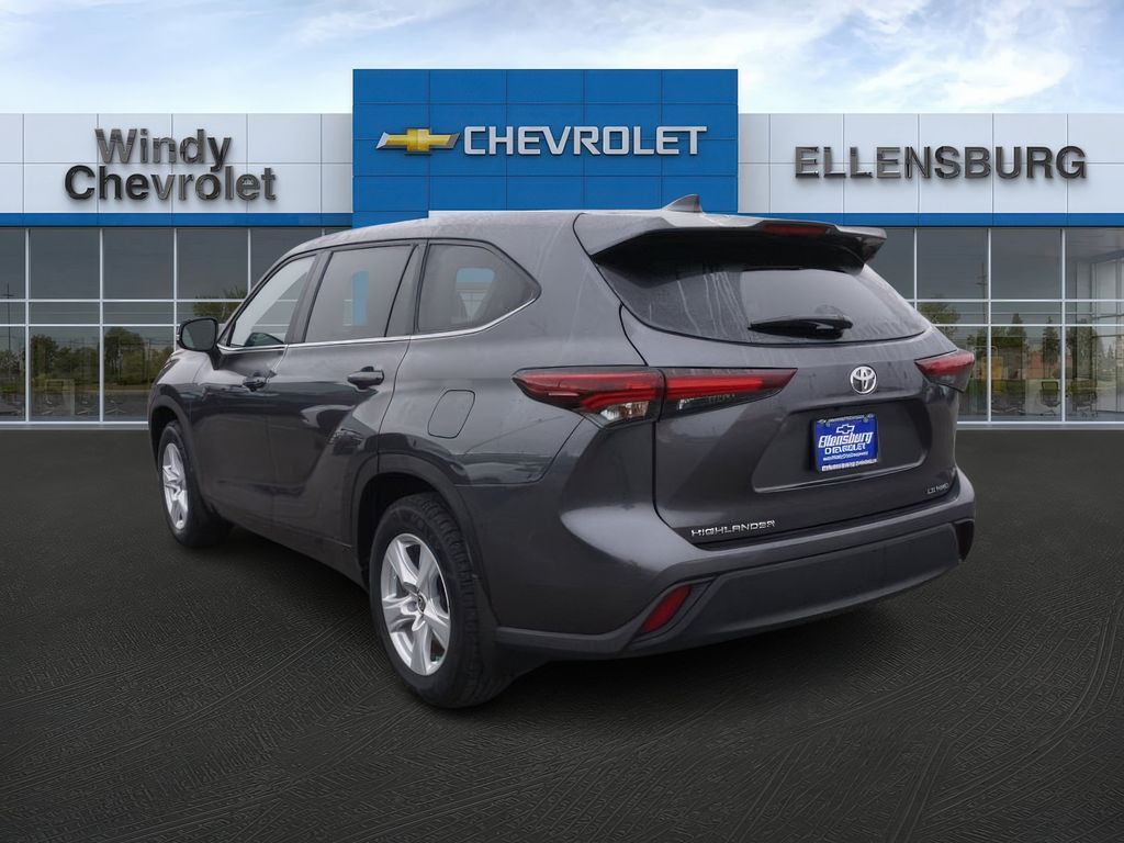 2024 Toyota Highlander LE photo 4