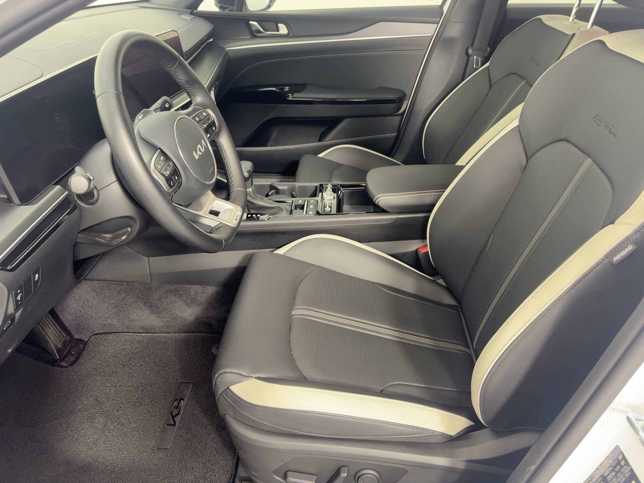 2025 Kia K5 GT-Line photo 4