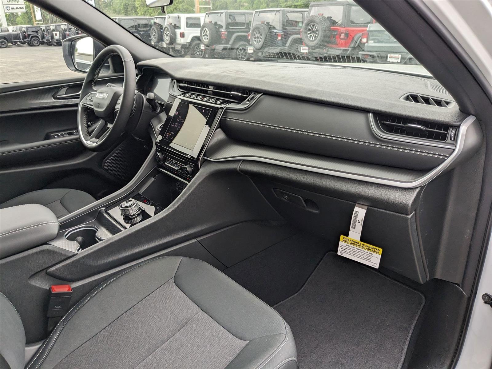2025 Jeep Grand Cherokee Laredo X photo 17