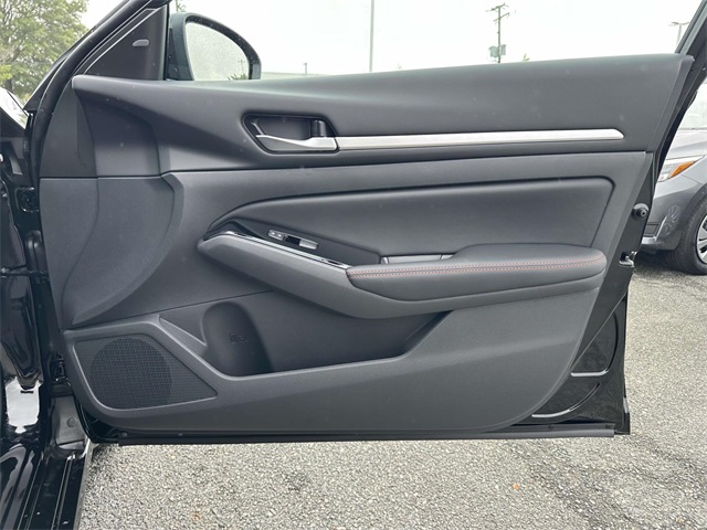 2025 Nissan Altima SR photo 8