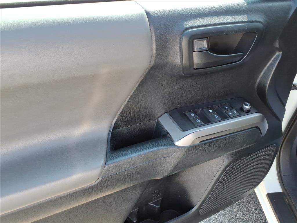 2016 Toyota Tacoma SR5 photo 12