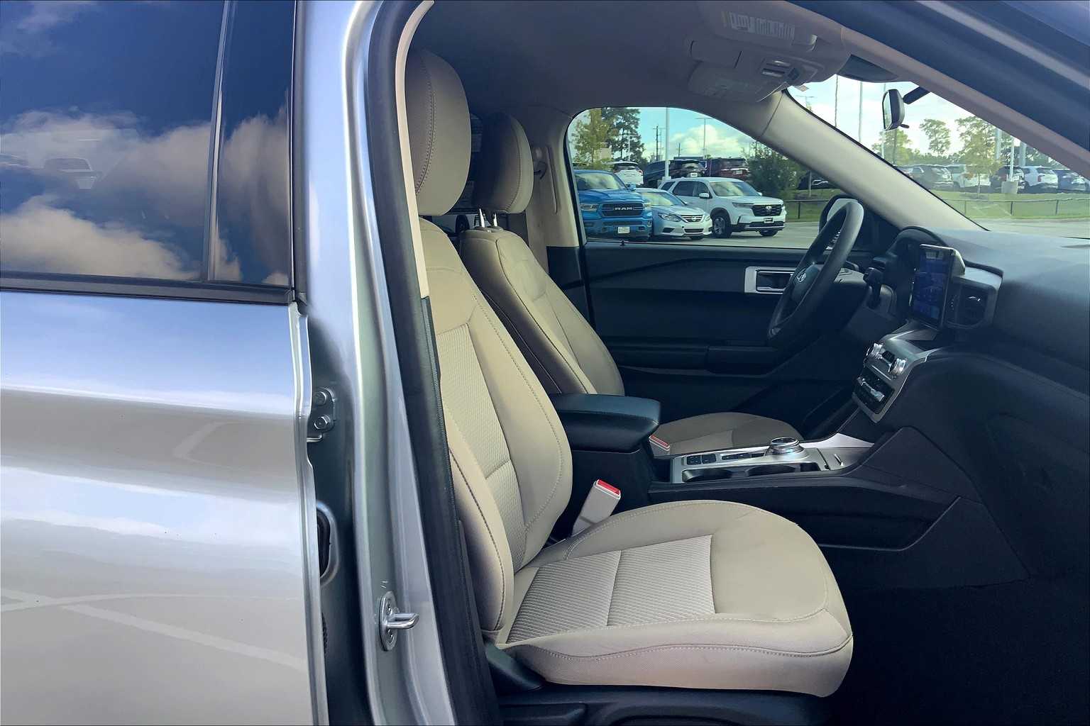 2022 Ford Explorer Base photo 7