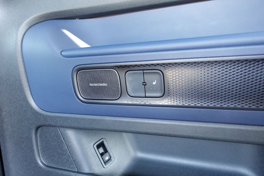 2025 Volkswagen ID. Buzz Pro Plus photo 2